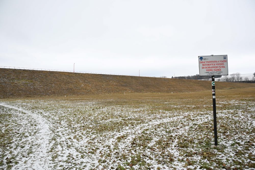 Zníženie hladiny vody vo vodnej nádrži v Kunove