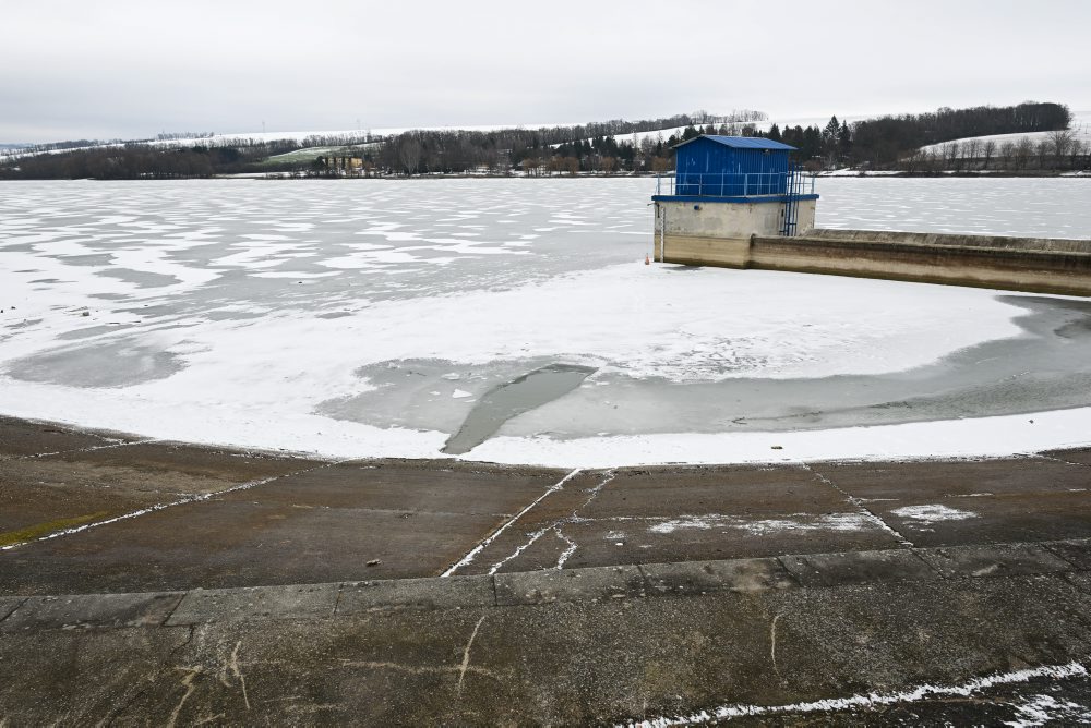 Zníženie hladiny vody vo vodnej nádrži v Kunove