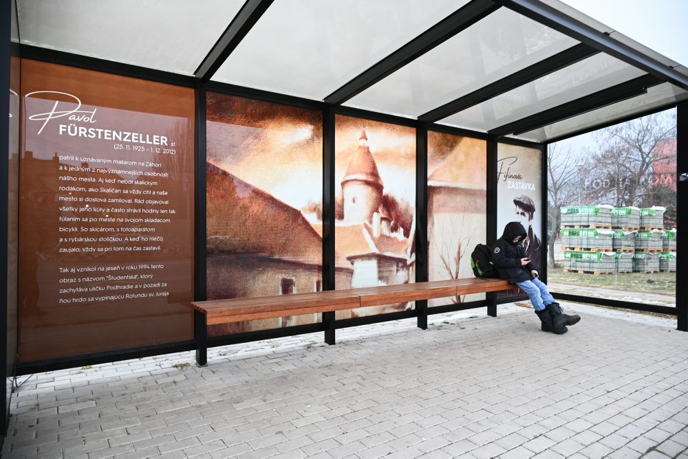 Tematická autobusová zastávka venovaná  maliarovi Pavlovi Fürstenzellerovi na ulici Pod Hájkom v Skalici 