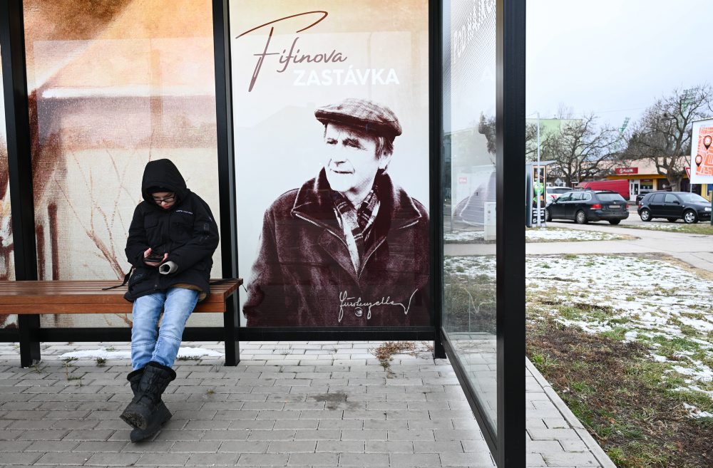 Tematická autobusová zastávka venovaná  maliarovi Pavlovi Fürstenzellerovi na ulici Pod Hájkom v Skalici 