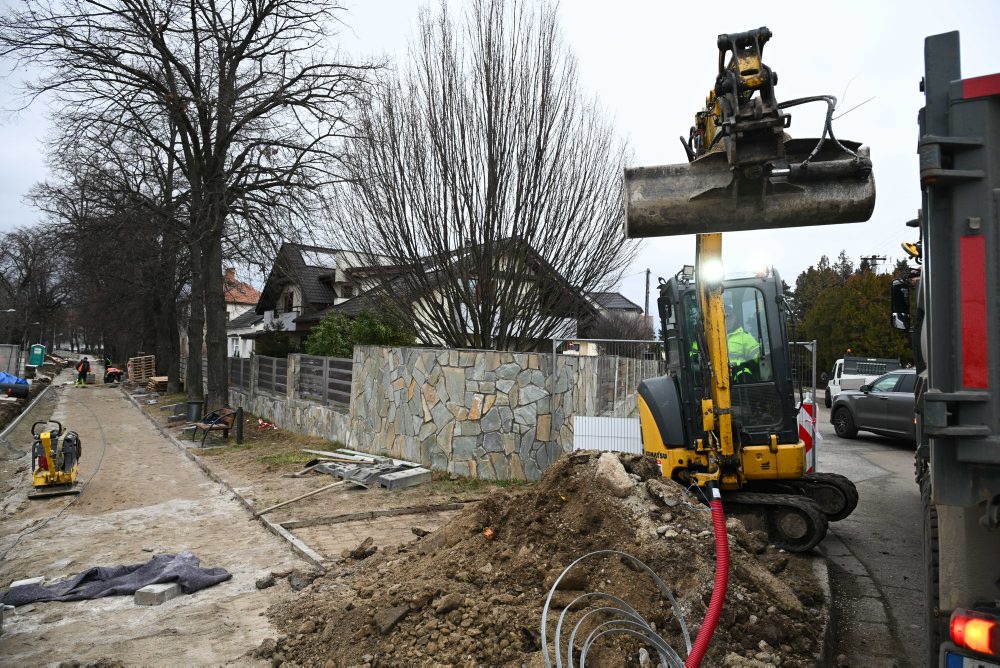 Realizácia projektu cyklotrasy a rekonštrukcie chodníka na ulici Korezskova v Skalici