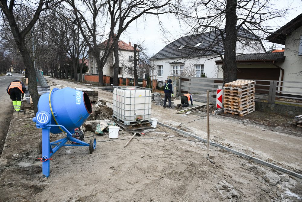 Realizácia projektu cyklotrasy a rekonštrukcie chodníka na ulici Korezskova v Skalici