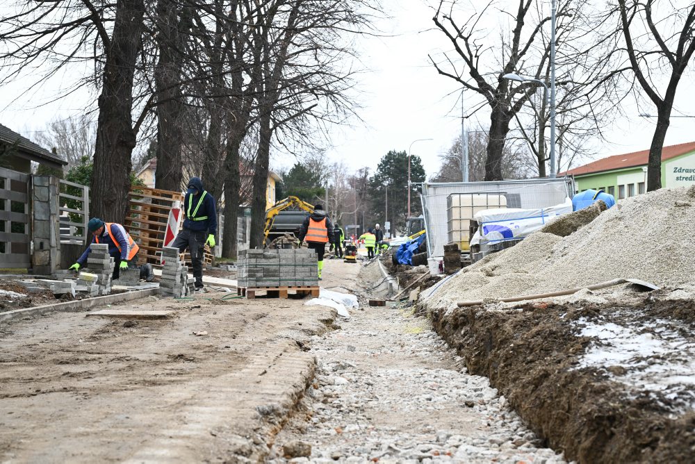 Realizácia projektu cyklotrasy a rekonštrukcie chodníka na ulici Korezskova v Skalici