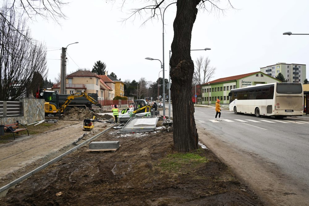 Realizácia projektu cyklotrasy a rekonštrukcie chodníka na ulici Korezskova v Skalici