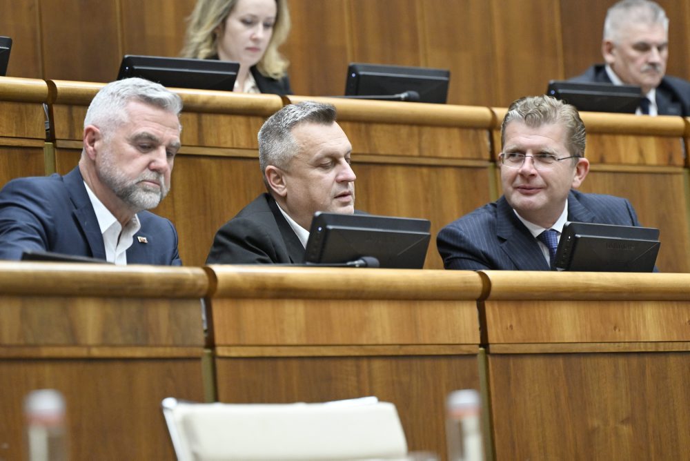 Parlament začal rokovať o návrhoch na odvolanie viacerých ministrov a na vyslovenie nedôvery vláde