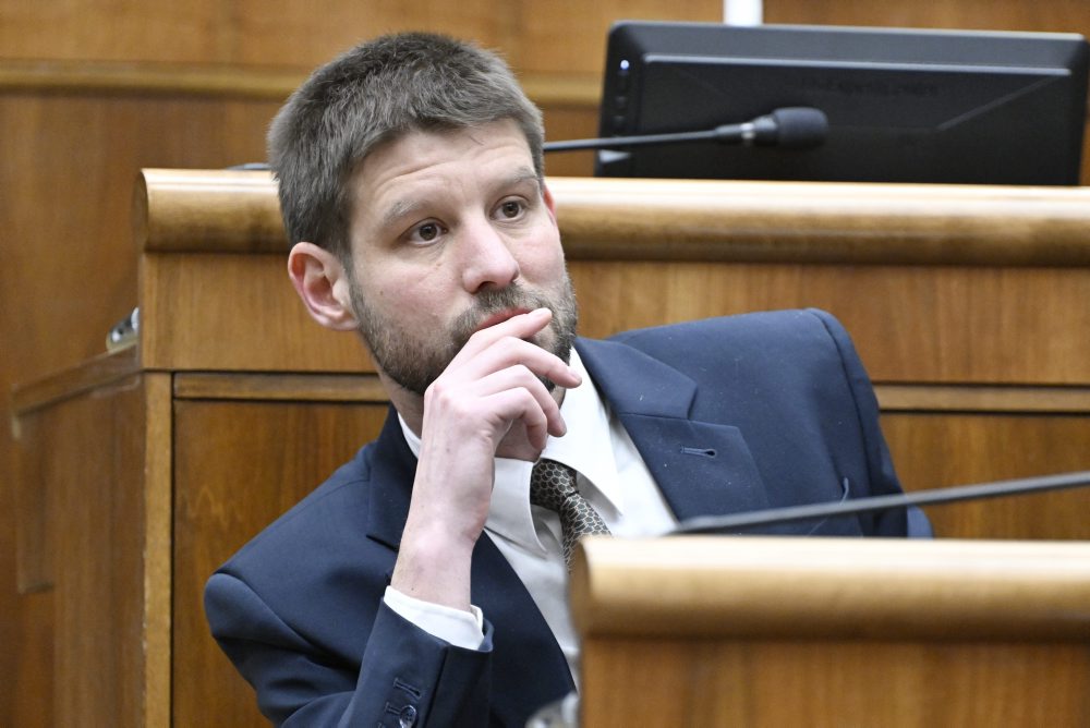 Parlament začal rokovať o návrhoch na odvolanie viacerých ministrov a na vyslovenie nedôvery vláde