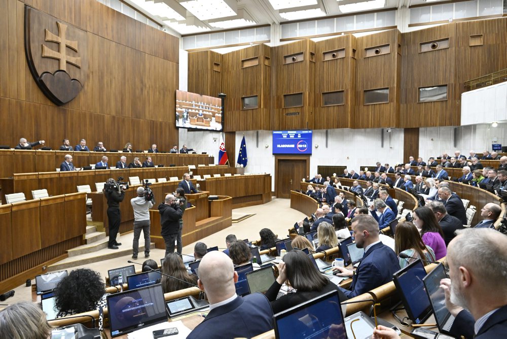 Parlament začal rokovať o návrhoch na odvolanie viacerých ministrov a na vyslovenie nedôvery vláde