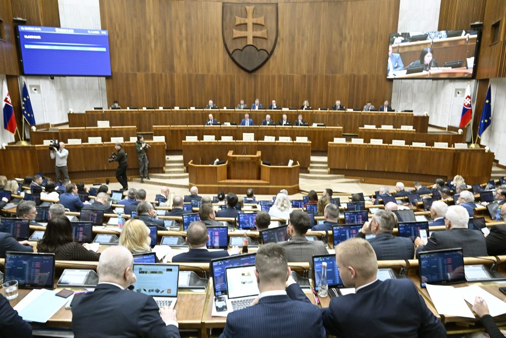 Parlament začal rokovať o návrhoch na odvolanie viacerých ministrov a na vyslovenie nedôvery vláde