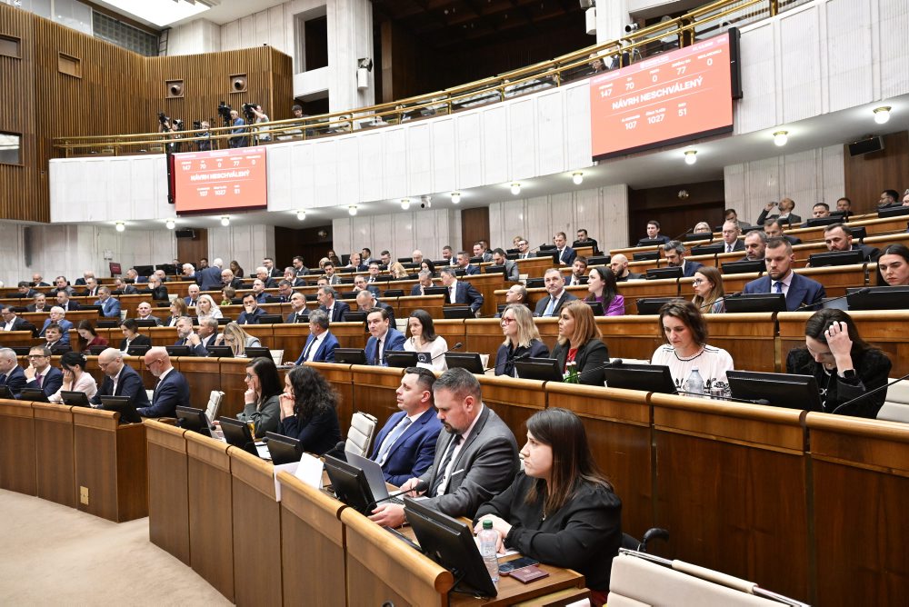 Parlament začal rokovať o návrhoch na odvolanie viacerých ministrov a na vyslovenie nedôvery vláde