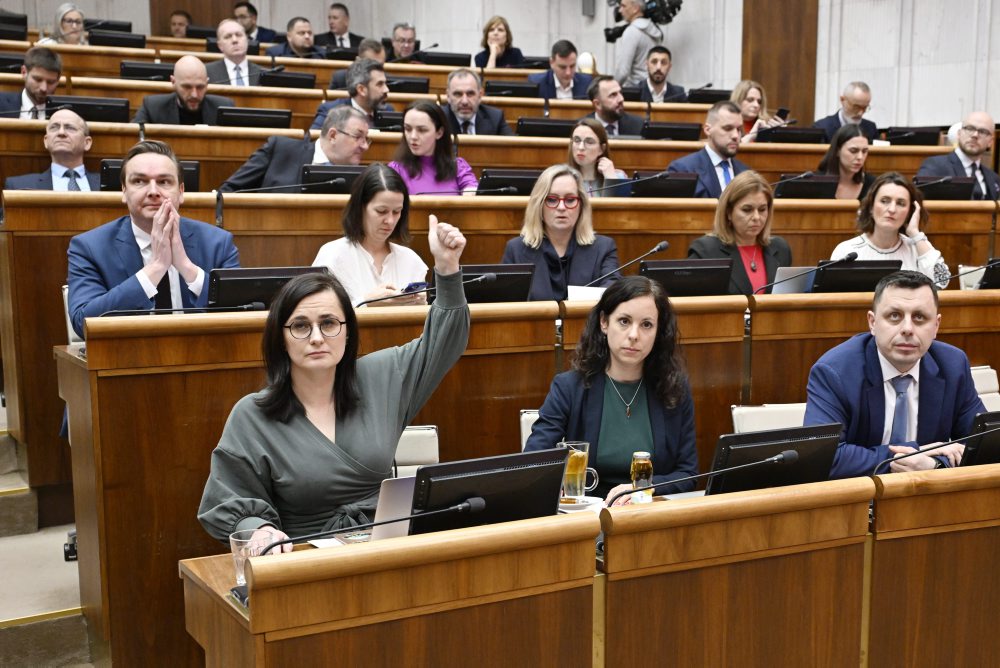 Parlament začal rokovať o návrhoch na odvolanie viacerých ministrov a na vyslovenie nedôvery vláde