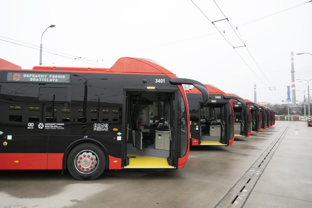 Primátor Bratislavy predstavil nové ekologické autobusy na stlačený zemný plyn