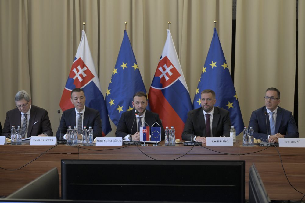 TK ministra vnútra SR Matúša Šutaja Eštoka, ministra školstva, výskumu, vývoja a mládeže SR Tomáša Druckera, ministra zdravotníctva SR Kamila Šaška, ministra práce, sociálnych vecí a rodiny SR Erika Tomáša a ministra spravodlivosti SR B