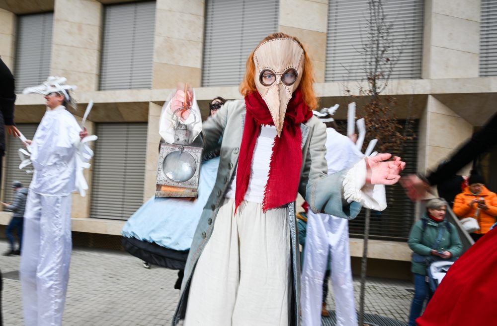 Otvárací ceremoniál Európskeho hlavného mesta kultúry Trenčín 2026 odštartoval fašiangovým sprievodom v uliciach Trenčína 