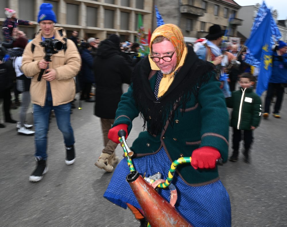 Otvárací ceremoniál Európskeho hlavného mesta kultúry Trenčín 2026 odštartoval fašiangovým sprievodom v uliciach Trenčína 