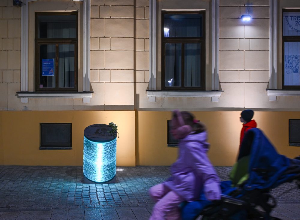 Pamätník venovaný Jánovi Kuciakovi a Martine Kušnírovej