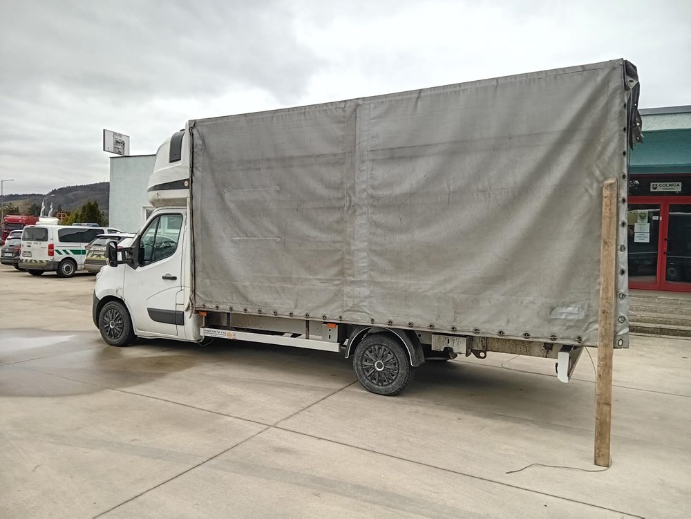 Hliadka colného úradu zadržala na diaľnici viac ako 2 tony nelegálneho tabaku