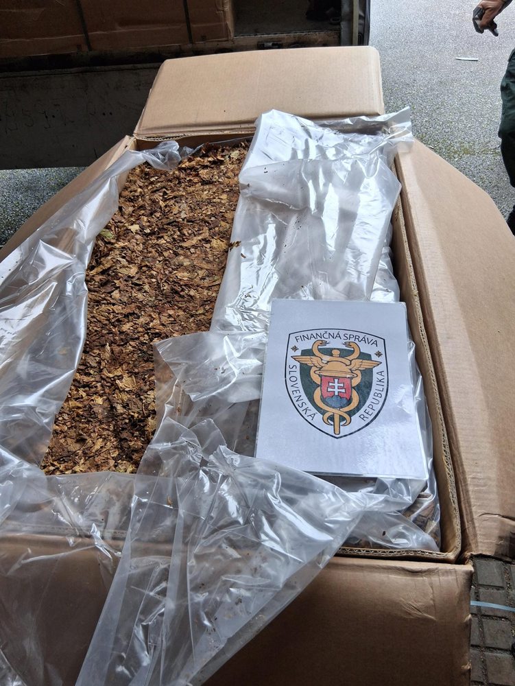 Hliadka colného úradu zadržala na diaľnici viac ako 2 tony nelegálneho tabaku