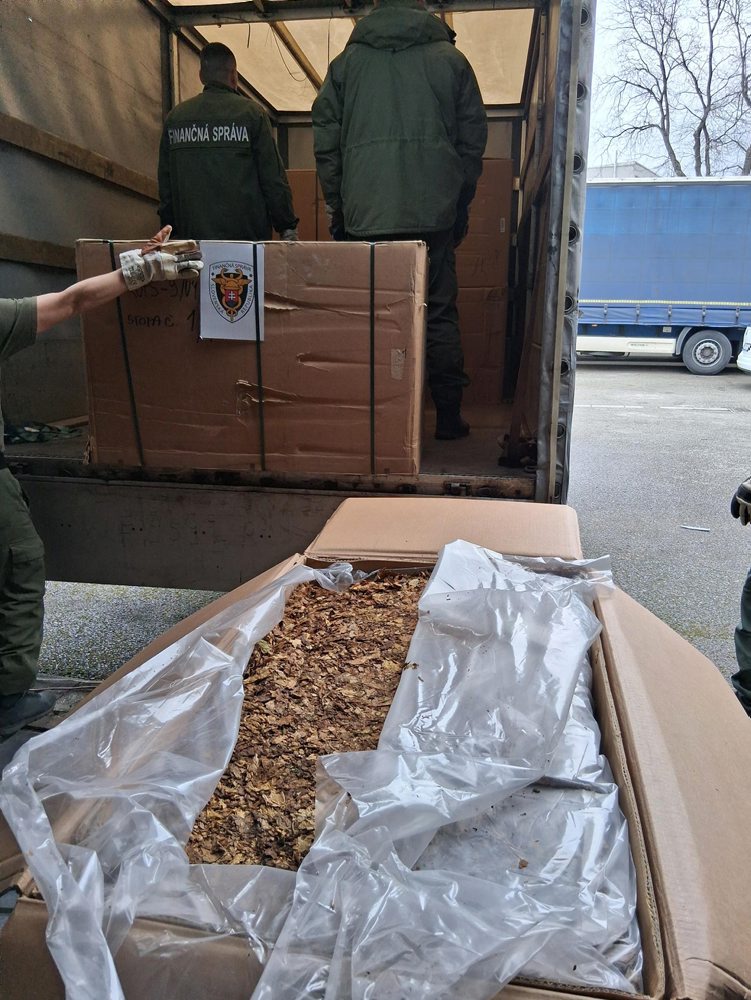 Hliadka colného úradu zadržala na diaľnici viac ako 2 tony nelegálneho tabaku