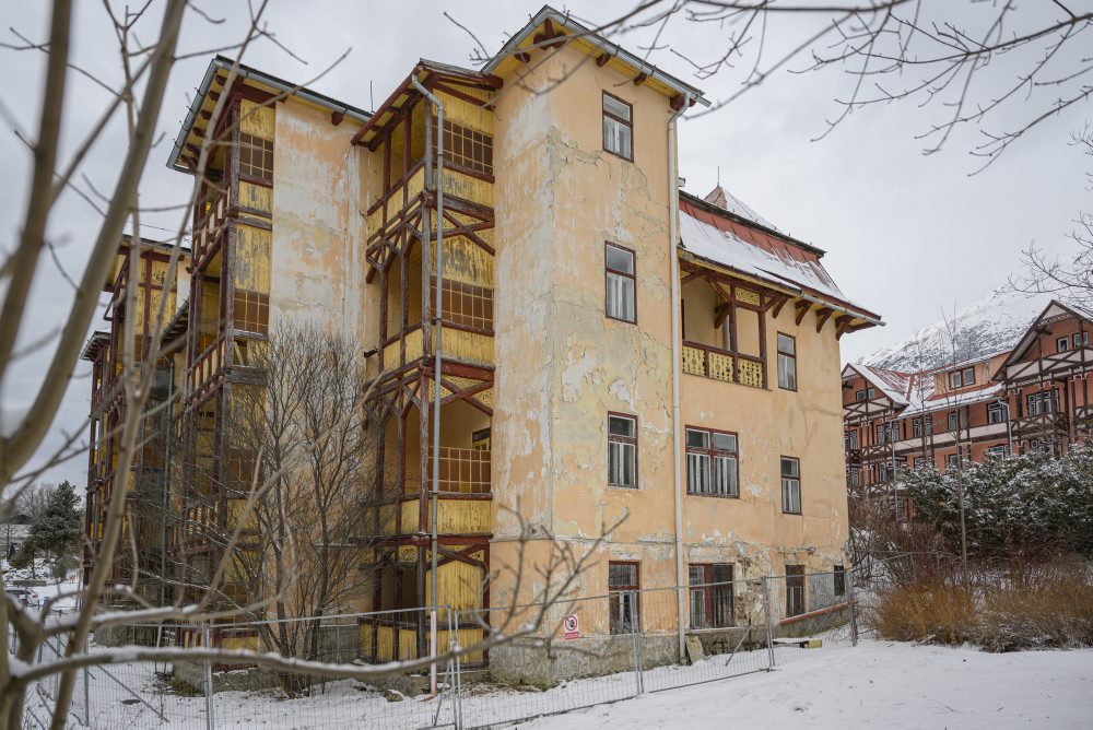 Opustený a chátrajúci hotel Európa v centre Nového Smokovca
