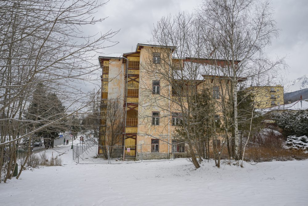 Opustený a chátrajúci hotel Európa v centre Nového Smokovca