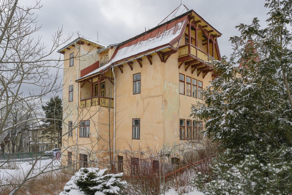 Opustený a chátrajúci hotel Európa v centre Nového Smokovca