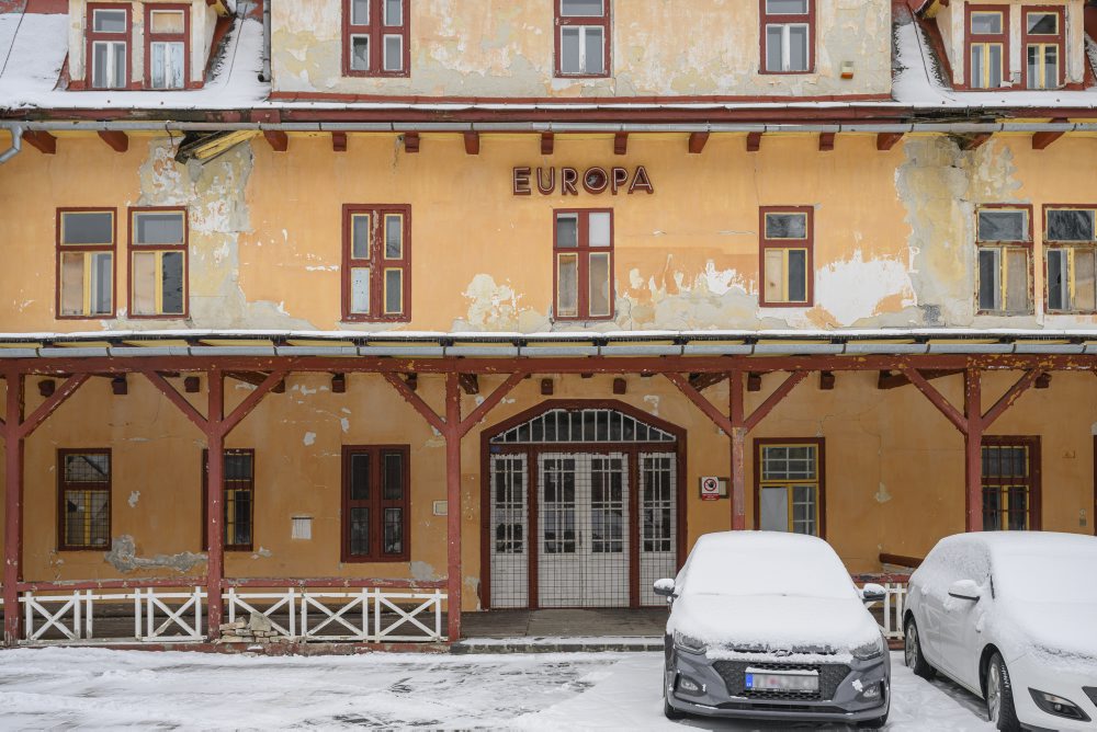 Opustený a chátrajúci hotel Európa v centre Nového Smokovca