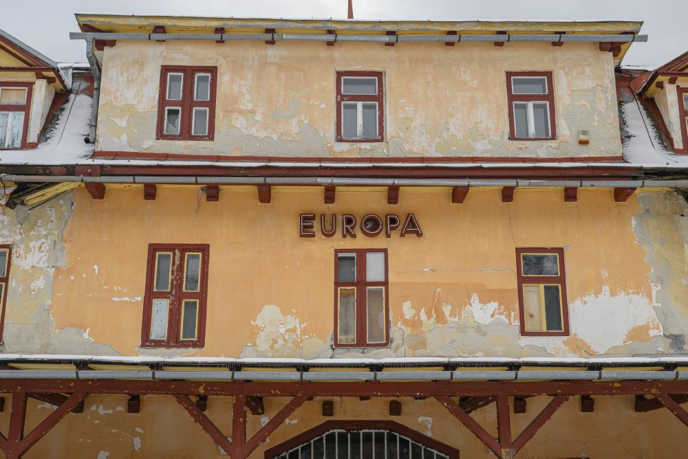 Opustený a chátrajúci hotel Európa v centre Nového Smokovca