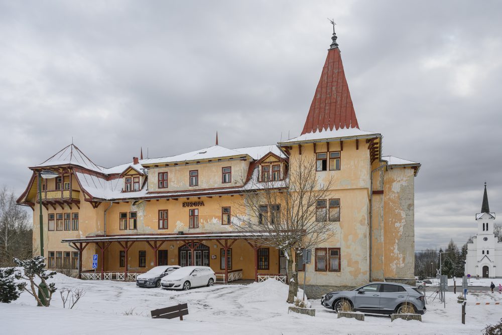 Opustený a chátrajúci hotel Európa v centre Nového Smokovca