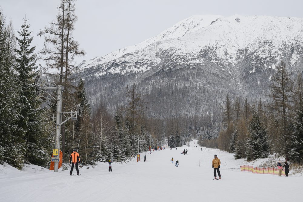 Lyžovačka v stredisku Jakubkova lúka v Starom Smokovci