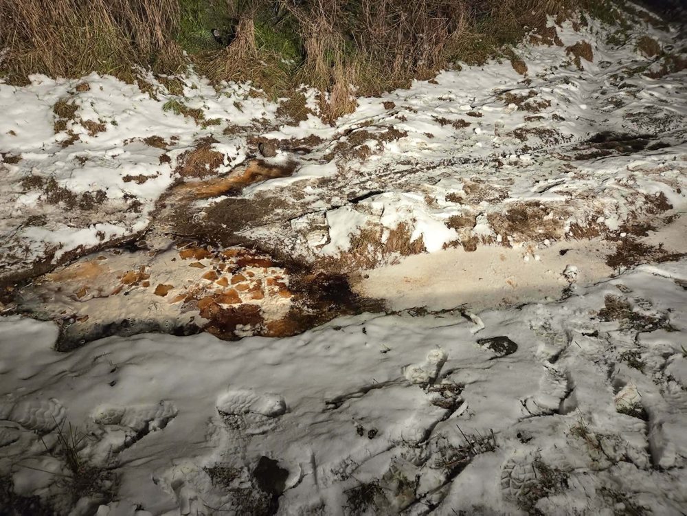 Nižný Hrabovec: Na odkalisku zistili únik látok, hasiči spevňujú hrádzu