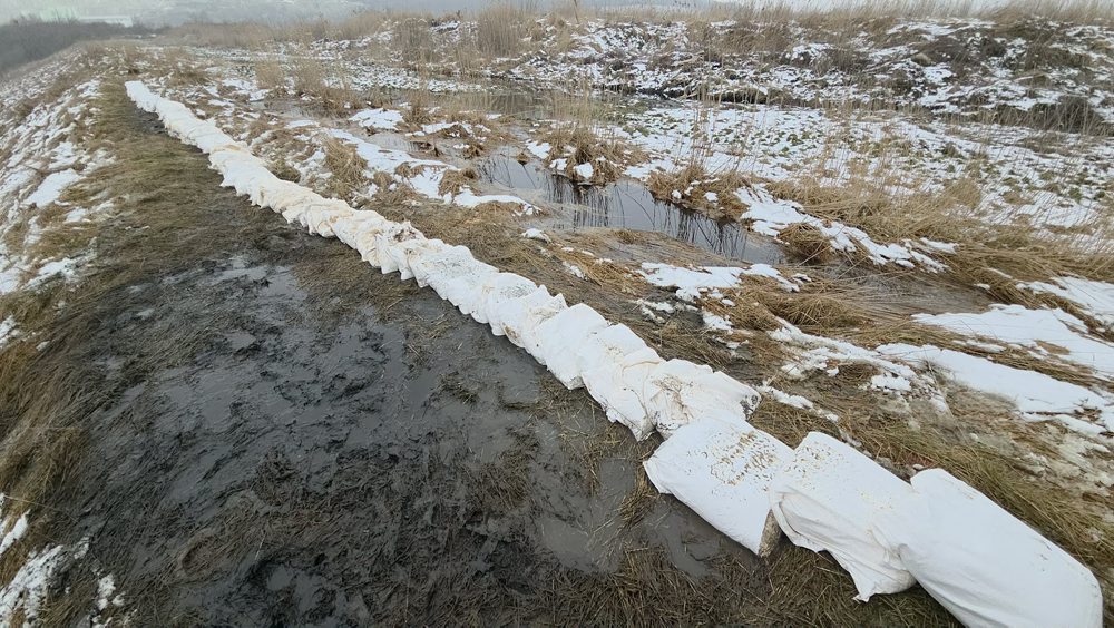 Nižný Hrabovec: Na odkalisku zistili únik látok, hasiči spevňujú hrádzu