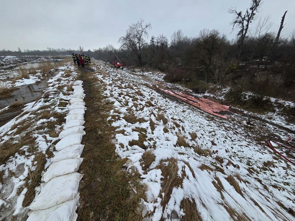 Nižný Hrabovec: Na odkalisku zistili únik látok, hasiči spevňujú hrádzu