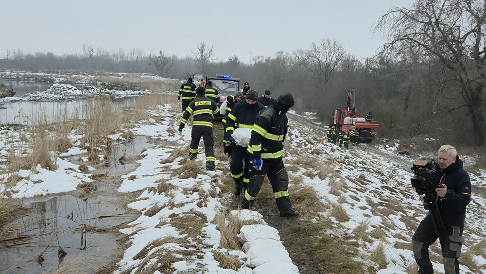 Nižný Hrabovec: Na odkalisku zistili únik látok, hasiči spevňujú hrádzu