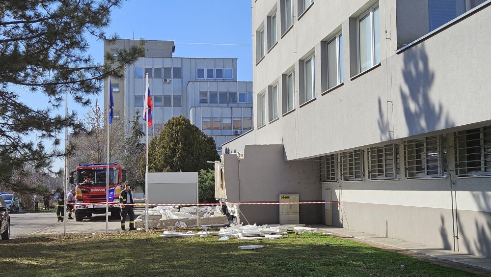 Z budovy Klientskeho centra v Komárne spadla časť strechy