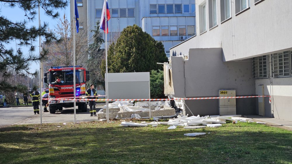 Z budovy Klientskeho centra v Komárne spadla časť strechy