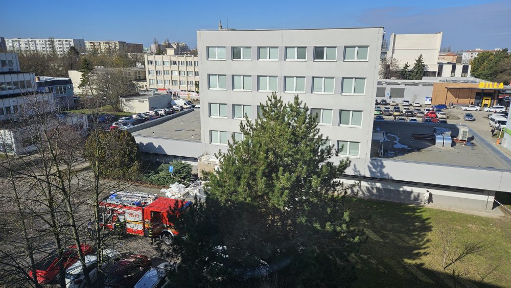 Z budovy Klientskeho centra v Komárne spadla časť strechy