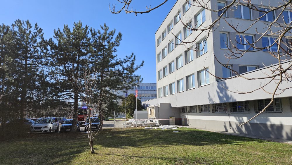 Z budovy Klientskeho centra v Komárne spadla časť strechy