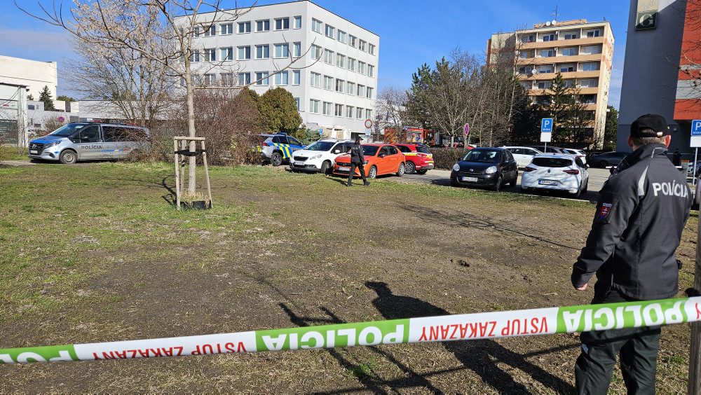 Z budovy Klientskeho centra v Komárne spadla časť strechy