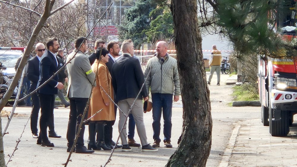 Z budovy Klientskeho centra v Komárne spadla časť strechy, jedna osoba zomrela, dve boli zranené