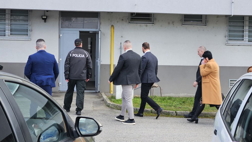 Z budovy Klientskeho centra v Komárne spadla časť strechy, jedna osoba zomrela, dve boli zranené