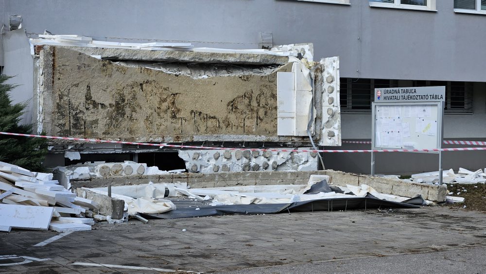 Z budovy Klientskeho centra v Komárne spadla časť strechy, jedna osoba zomrela, dve boli zranené