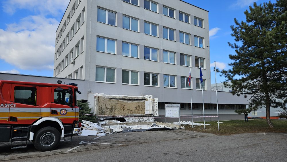 Z budovy Klientskeho centra v Komárne spadla časť strechy, jedna osoba zomrela, dve boli zranené