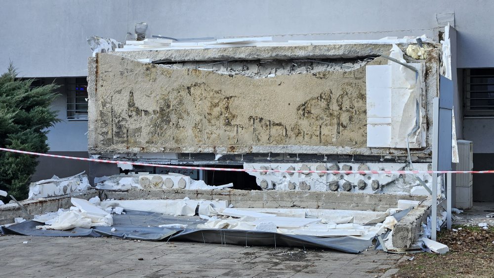 Z budovy Klientskeho centra v Komárne spadla časť strechy, jedna osoba zomrela, dve boli zranené