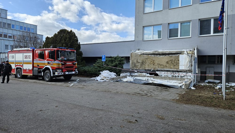 Z budovy Klientskeho centra v Komárne spadla časť strechy, jedna osoba zomrela, dve boli zranené