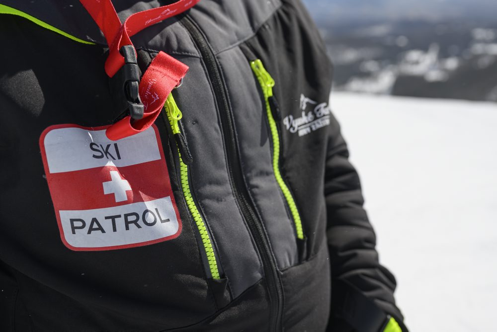 Člen lyžiarskej hliadky Ski Patrol na zjazdovke Solisko 