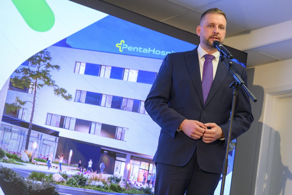 Otvorenie zrekonštruovaného chirurgického oddelenia a predstavenie hrubej stavby nového nemocničného pavilónu za účasti predsedu vlády SR Roberta Fica, ministra zdravotníctva SR Kamila Šaška, generálneho riaditeľa siete Penta Hospitals Slove
