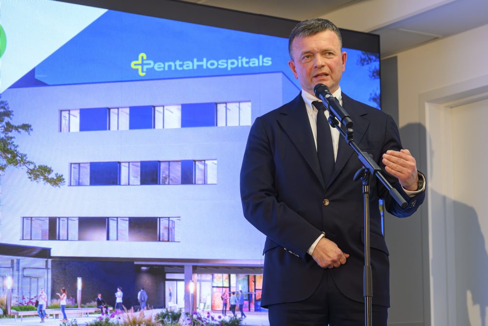 Otvorenie zrekonštruovaného chirurgického oddelenia a predstavenie hrubej stavby nového nemocničného pavilónu za účasti predsedu vlády SR Roberta Fica, ministra zdravotníctva SR Kamila Šaška, generálneho riaditeľa siete Penta Hospitals Slove