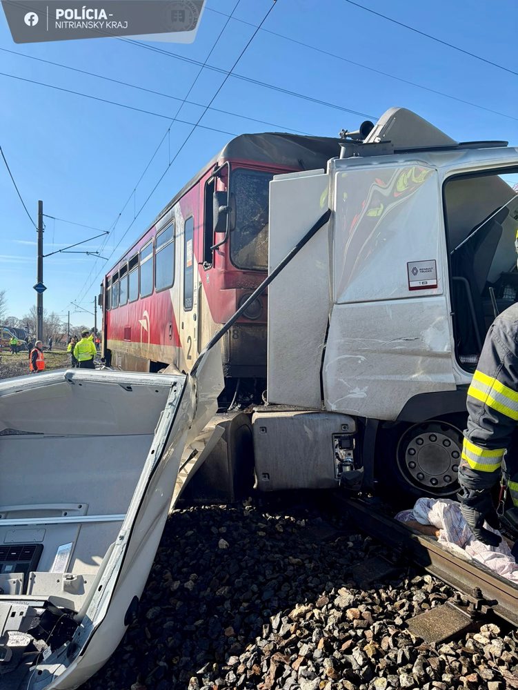 V Nových Zámkoch sa zrazil vlak s kamiónom, vodič kamióna zomrel