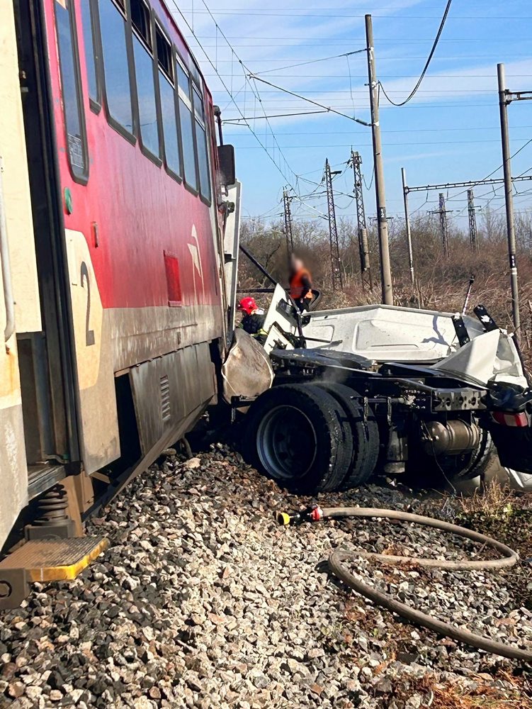 V Nových Zámkoch sa zrazil vlak s kamiónom, vodič kamióna zomrel