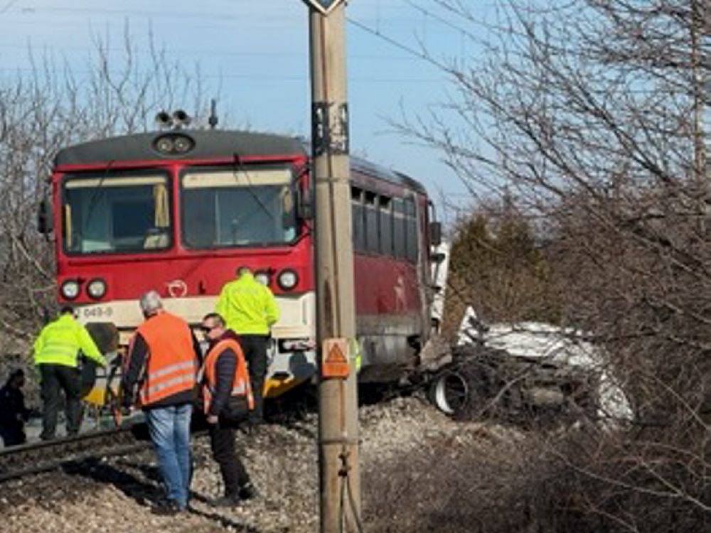 V Nových Zámkoch sa zrazil vlak s kamiónom, vodič kamióna zomrel